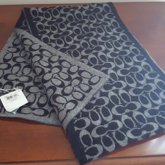 19:01 -  Coach Signature Logo Scarf - Picture 1 of 8